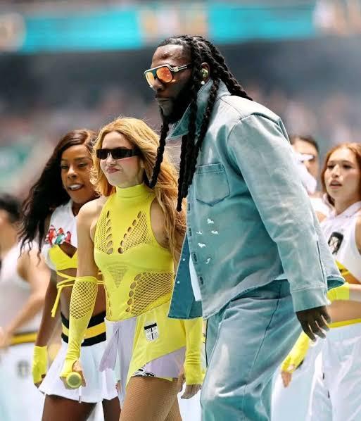 Burna Boy performing 'Dai Dai' with Shakira at the World Cup event
