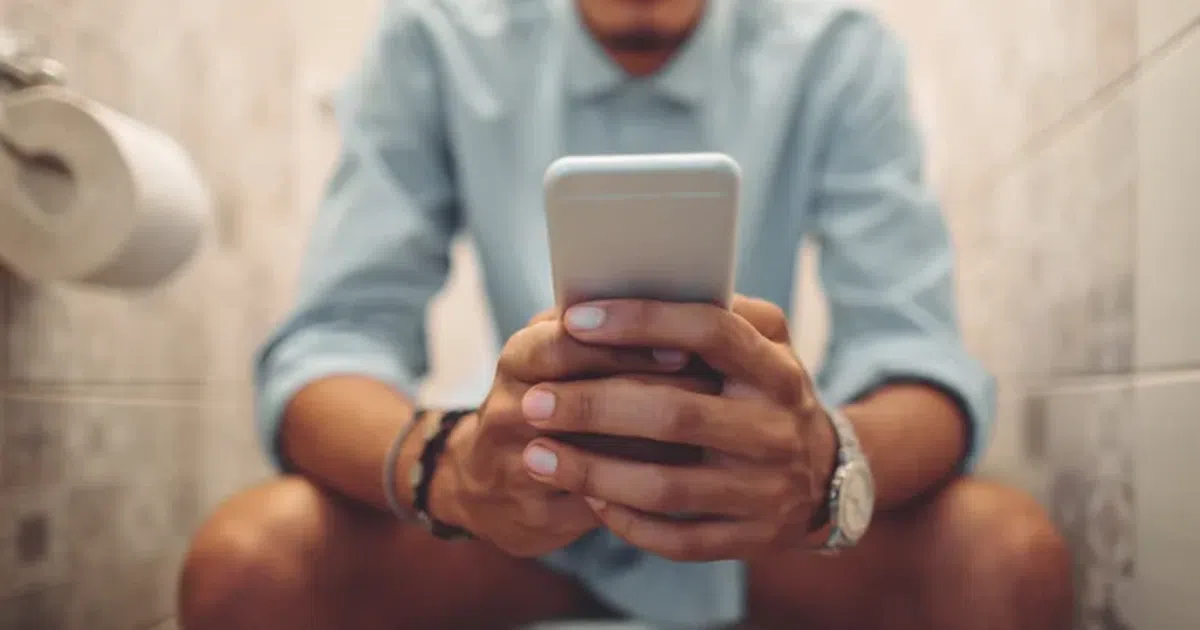 Taking your phone to the toilet causes infections and other health risks, according to medicine