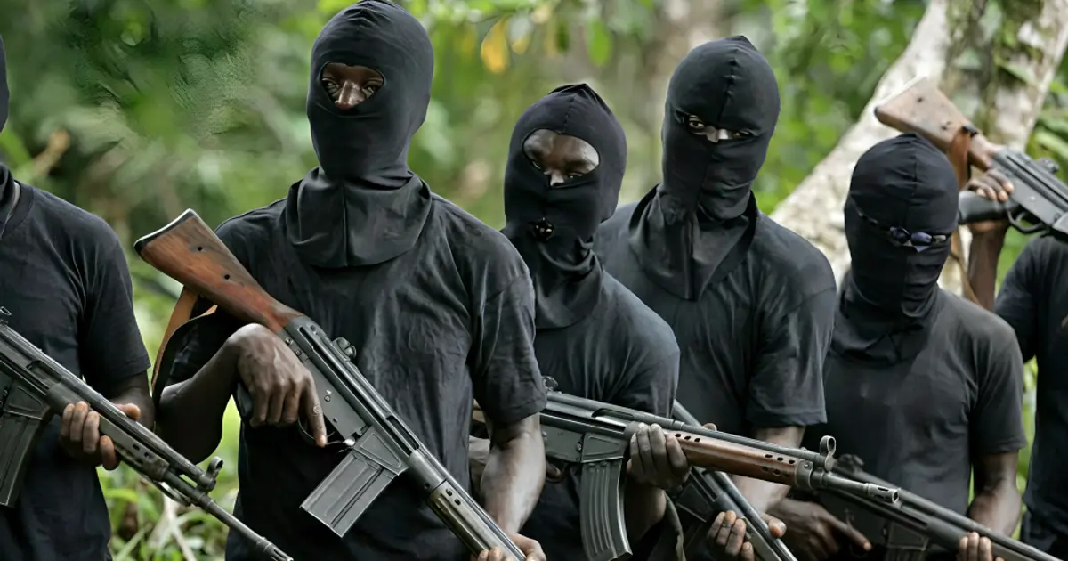 Gunmen storm Oyo immigration office, beat officers and steal firearms