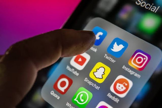 How to regulate social media usage for maximum productivity