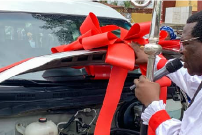 Olakunle Churchill donates brand new bus to Ondo Anglican Church in honour of late father