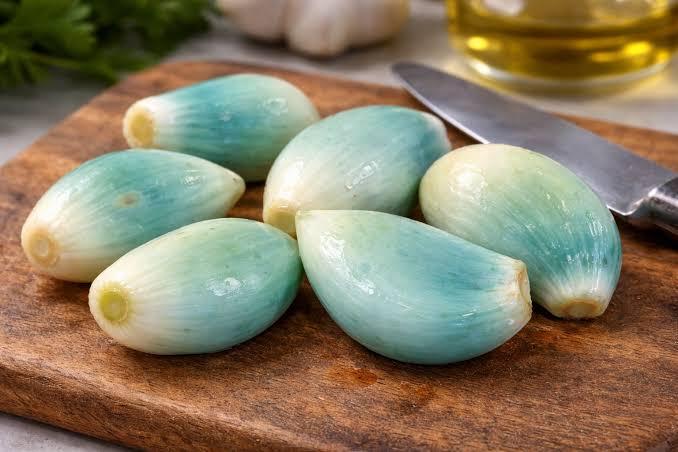 Does garlic turning blue-green or green make it fake?