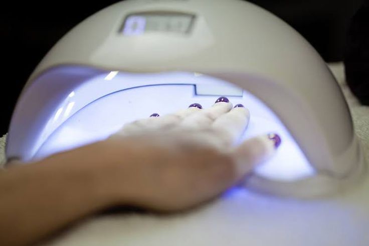 How to safeguard your skin when using UV nail lamps