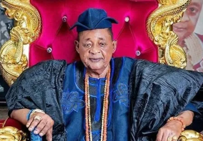 Oba Lamidi Adeyemi III, Alaafin of Oyo, who remained politically influential across military and civilian governments.