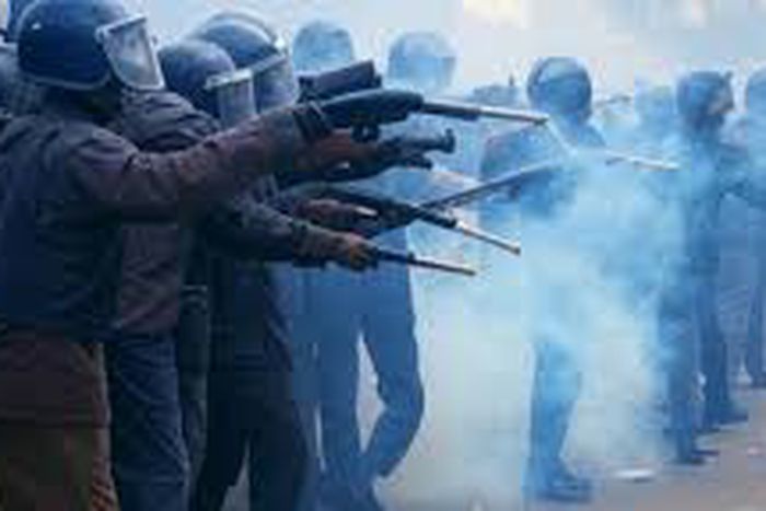 Security operatives disperse suspected thugs at PDP national headquarters