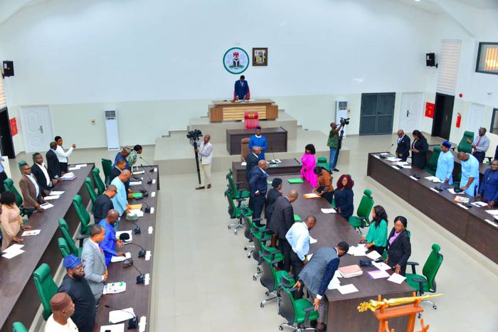 Majority Leader, LP, PDP lawmakers defect to APC in Edo