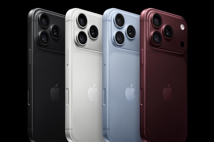 Apple iPhone 18 Pro and iPhone 18 Pro Max displayed together