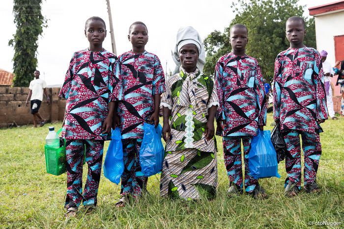 A mother and her set of twins. Photo credit: SarkinFOTO (@FotoNugget via X)