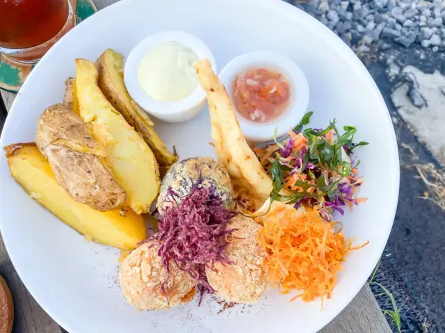 A healthy Nigerian plate featuring roasted potatoes, fresh vegetable salad, and fibre-rich local sides.