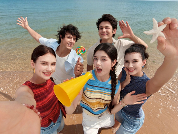 The 50MP Ultra-Wide AI Zoom Selfie Camera shoots high-resolution images with a wider field of view.