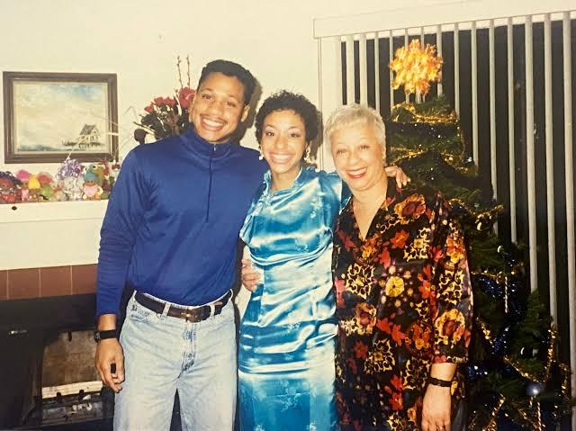 Dawn Michelle Hunt and her family posing for a Christmas photo before her travel and arrest.