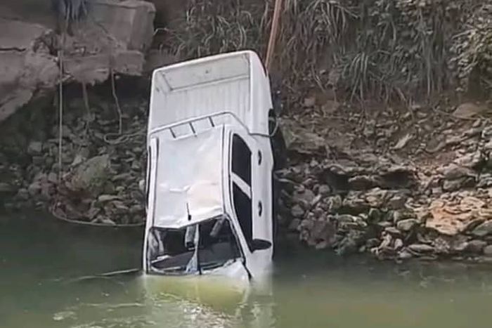Authorities-evacuating a white Toyota Hilux van and the remains of Gibson Reuben, a Netherlands national who lost control and plunged his vehicle into the Aleto-Eleme River