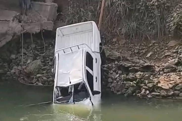 Authorities-evacuating a white Toyota Hilux van and the remains of Gibson Reuben, a Netherlands national who lost control and plunged his vehicle into the Aleto-Eleme River