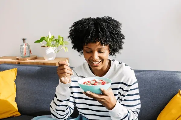 Managing PMOS often requires a dietary shift toward stabilising blood sugar and reducing insulin spikes through fibre-rich and protein-heavy meals.