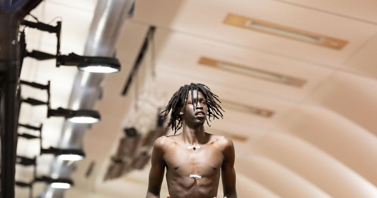 Meet 18-year-old 7 ft 6 in basketball prospect Jongkuch Mach