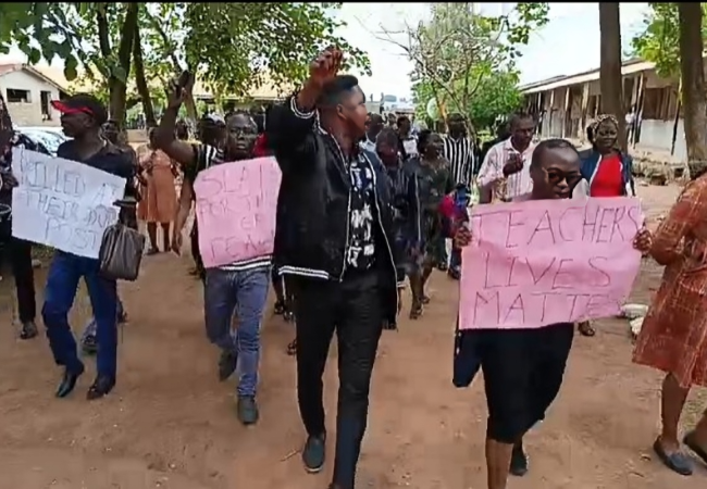 Teachers in Oyo State protested the abduction of seven colleagues during attacks on schools in Oriire.