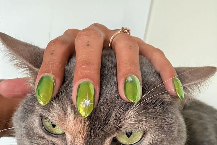 cat-eye-nails