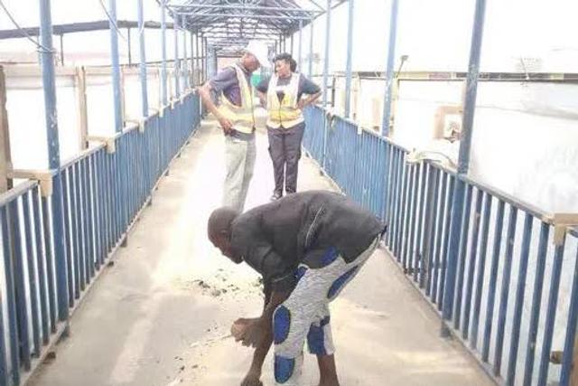 Lagos hoodlums forced to sweep pedestrian bridge for defecating on it