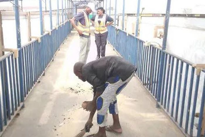 Lagos hoodlums forced to sweep pedestrian bridge for defecating on it