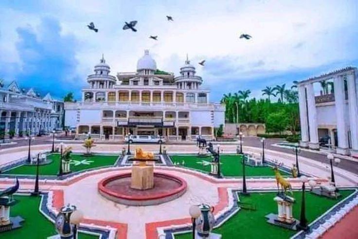 Which King has the most beautiful palace in Nigeria?