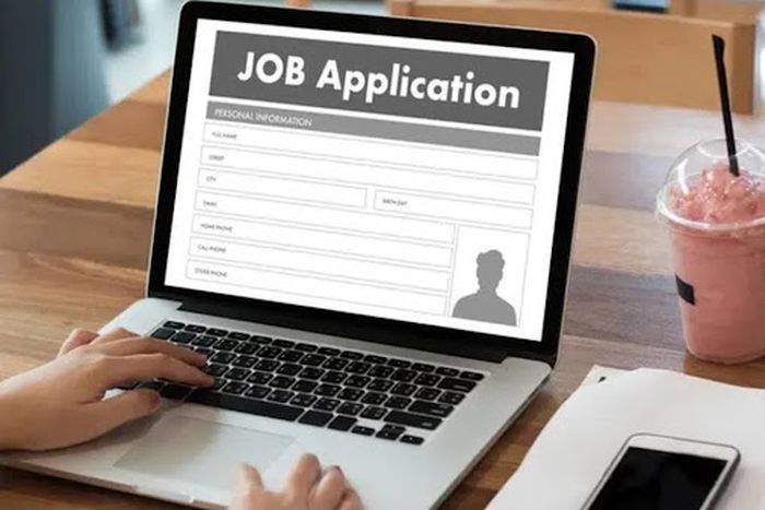 When to start thinking about submitting applications for a new job