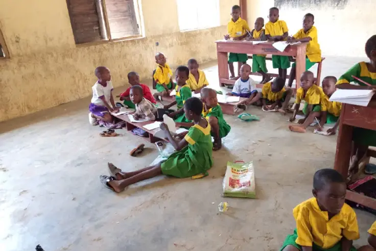 Ebonyi suspends two head teachers indefinitely after posting video of pupils learning on the floor