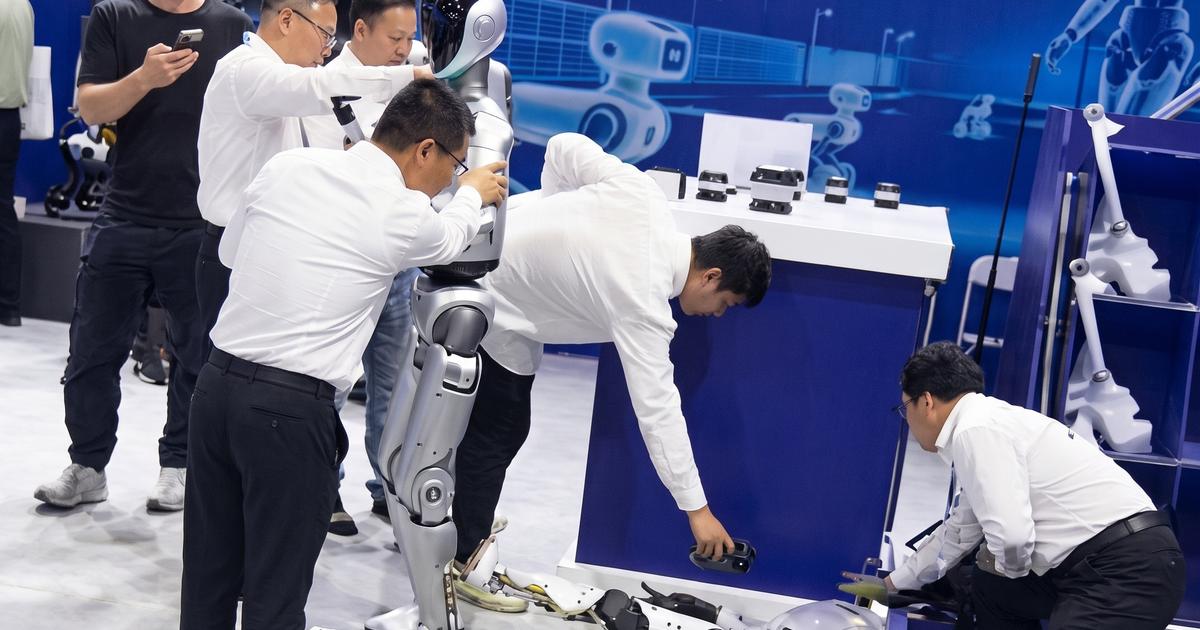 Robot Malfunctions at Beijing World Robot Conference After Remote Failure