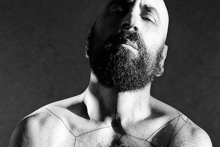 Meet the gay designer who makes the Pope’s clothes - See how much he charges