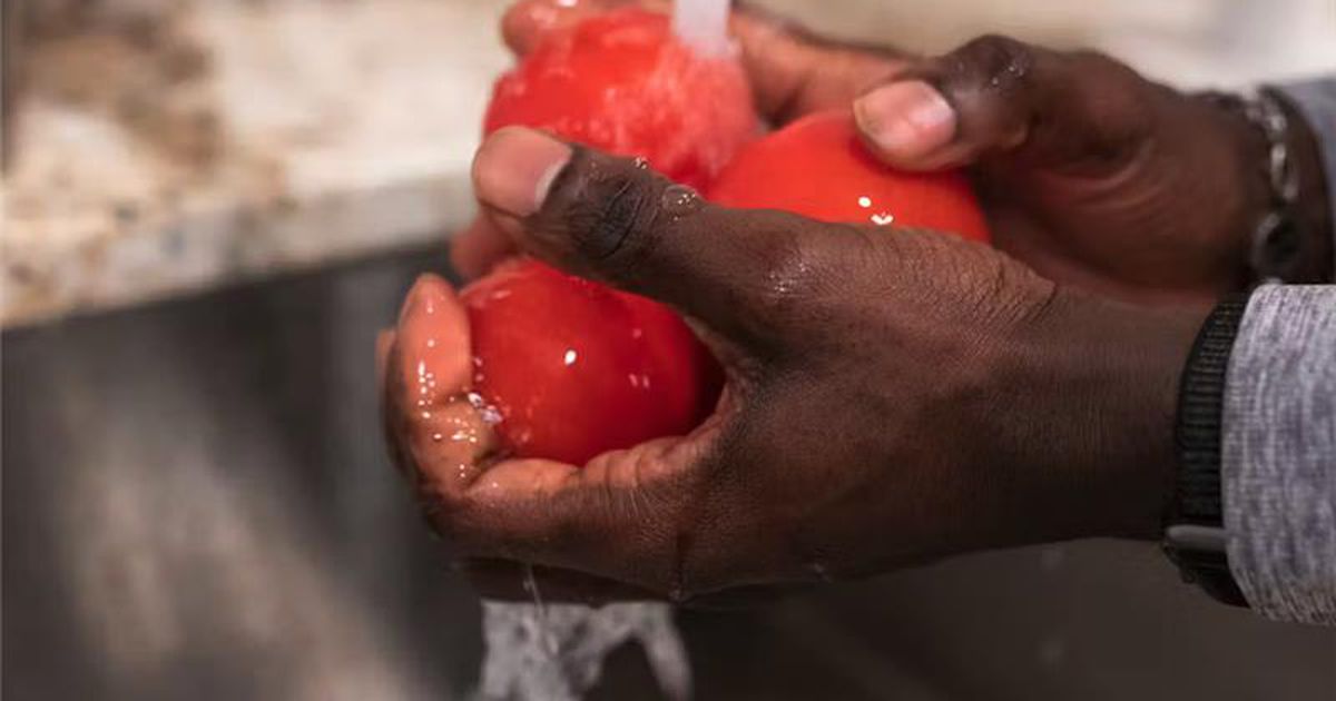 How to remove harmful chemicals from everyday food (7 proven methods)