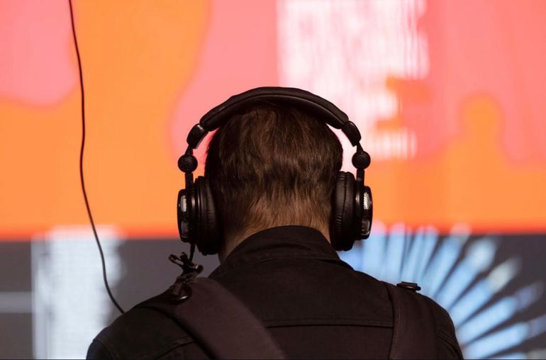 A visitor responding to isilo at the showcase