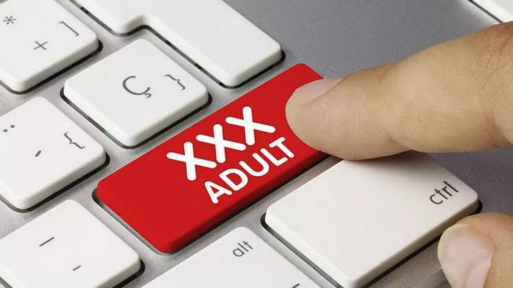 Жатақханадағы студенттермен жасырын камера секс Жасырын камера порно