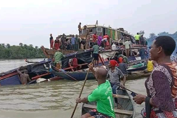 Many feared dead as a boat ferrying market women capsized on River Niger