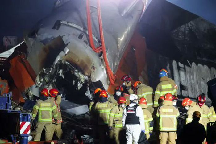 179 presumed dead as plane carrying 181 passengers crashes in South Korea