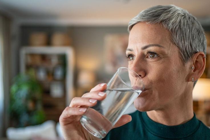 Faut-il vraiment boire 1,5L d’eau par jour ? La réponse étonne !
