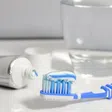 Vous mouillez votre brosse à dents ? Erreur !