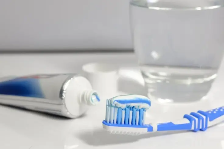 Vous mouillez votre brosse à dents ? Erreur !