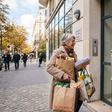 Tenir la porte à un inconnu : ce que ce geste banal révèle vraiment de vous