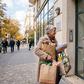 Tenir la porte à un inconnu : ce que ce geste banal révèle vraiment de vous