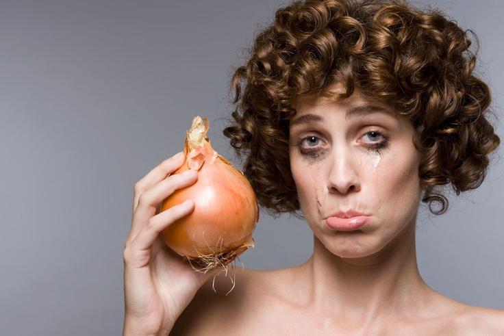 Pourquoi pleure-t-on en coupant un oignon ? La réponse va vous surprendre