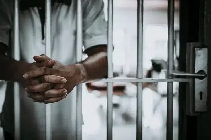 Après avoir purgé 10 ans, il réclame 5 ans de prison volontairement