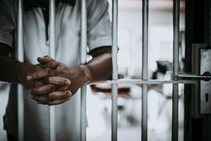 Pris par les caméras : Un vigile vole œufs, cigarettes et raisins