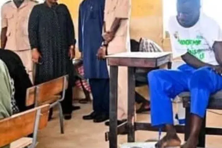 Il a décroché son BAC en écrivant avec ses orteils