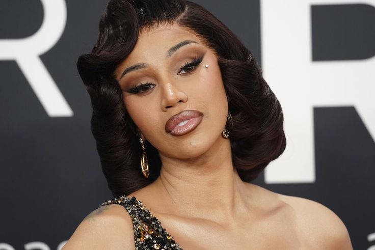 Cardi B visée par une enquête après avoir jeté son micro sur son public