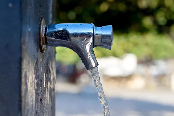Eau du robinet : le risque méconnu qui menace les futures mamans !