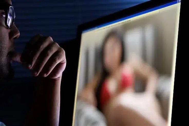Une fillette de 2 ans applaudit sa mère lors d’une scène intime : l’incroyable histoire d’une femme mariée, de son amant et d’une vidéo
