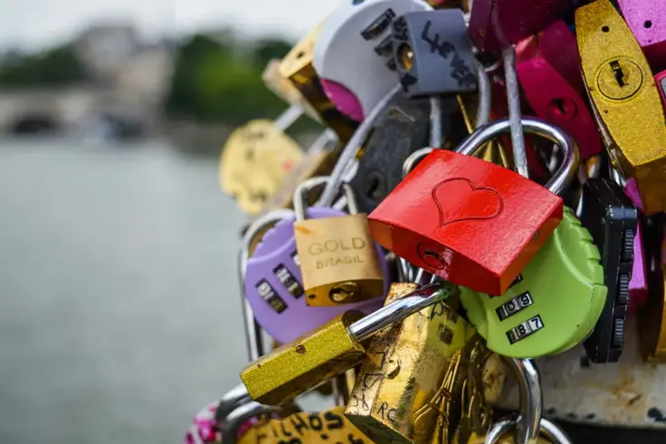 À quoi sert vraiment le petit trou sur un cadenas ?