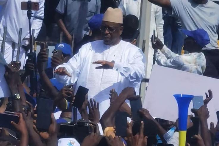 Macky débarque à Dakar, accueilli par une foule nombreuse