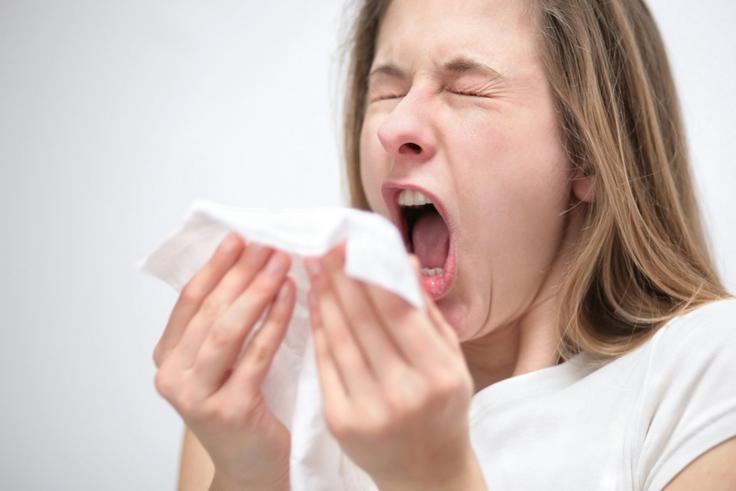 Éternuements : simple réflexe ou véritable signal d’alerte ? Ce que révèle la science