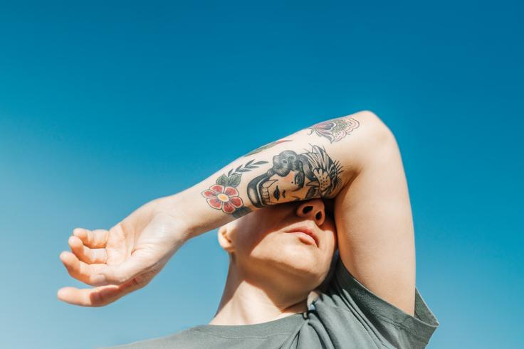 Tatouage : soleil, baignade et encres, un cocktail à risque pour la peau