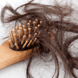 Pourquoi je perds mes cheveux à la ménopause ? Que faire ?